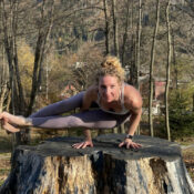 Réalisation d'astavakrasana